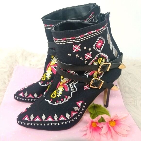 SPANISH Style Embroidered Boots. Size 38. - Picture 1 of 12